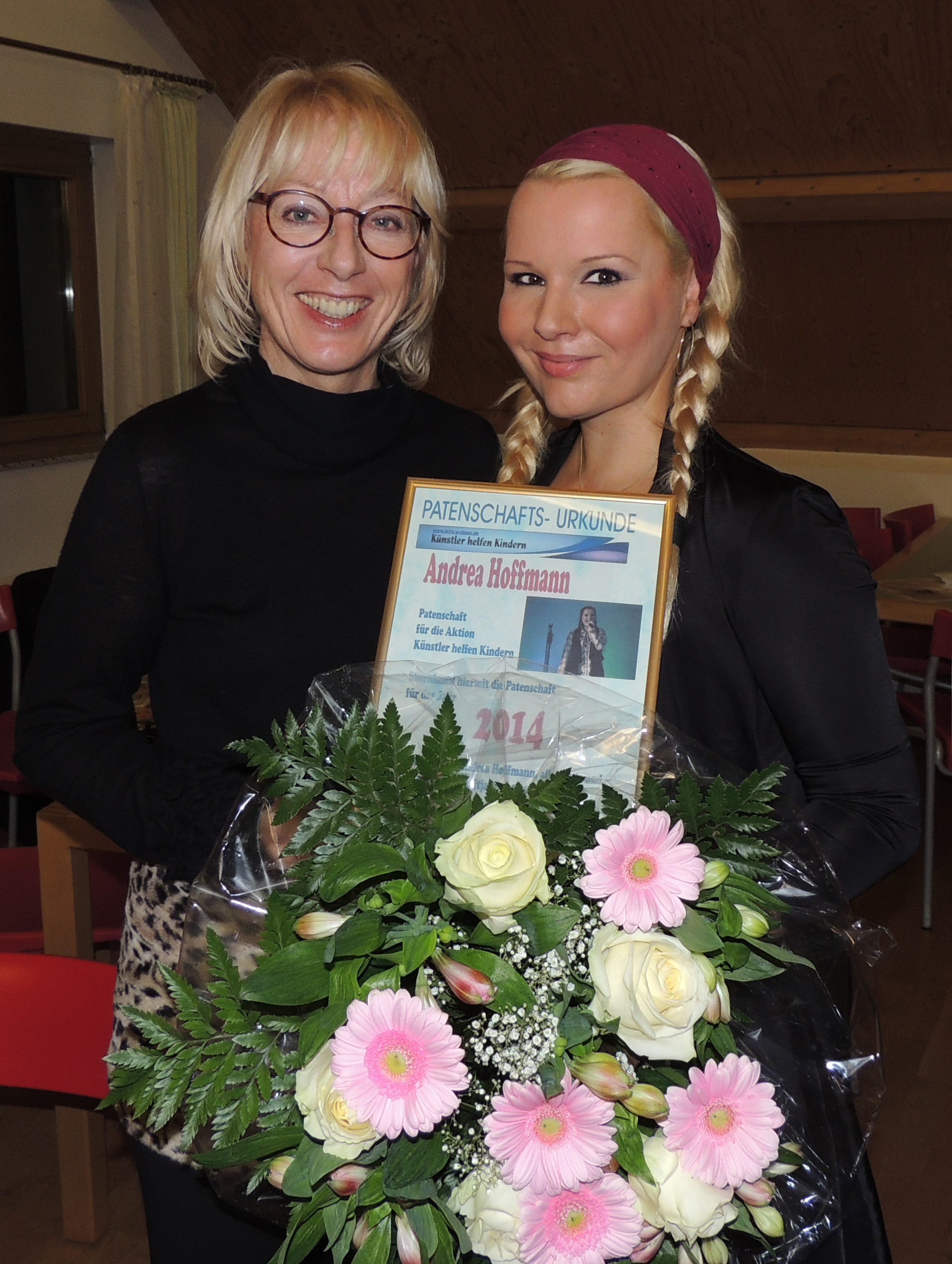 KÖLN: Bürgermeisterin Frau E. Scho-Antwerpes mit Andrea Hoffmann, Patin 2014 für die Aktion "Künstler helfen Kindern"